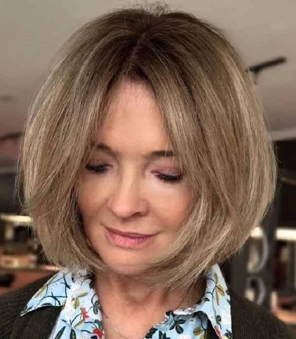 Blond bob z odrostem