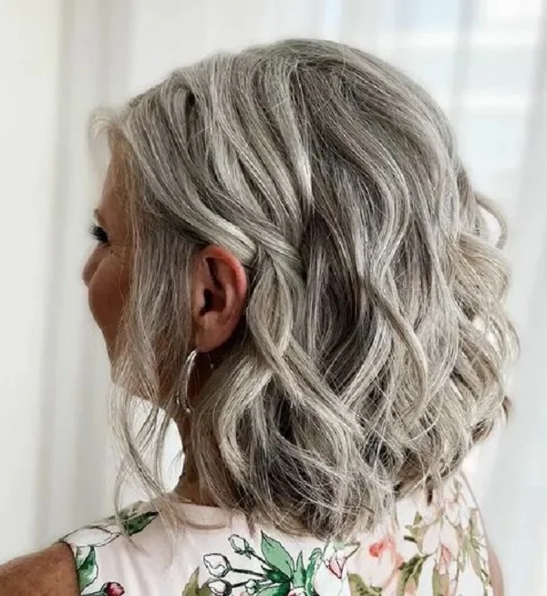 Fryzury na wesele - krótkie włosy: grube fale