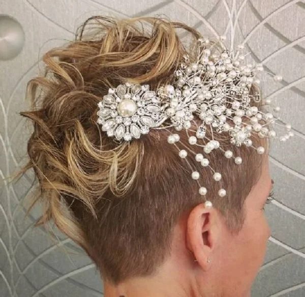 Fryzury na wesele - krótkie włosy: mullet
