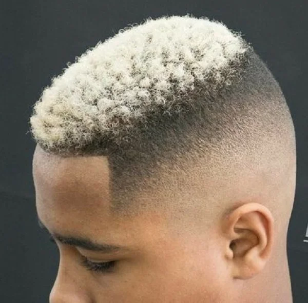 Krótkie tapirowane afro ala Marcus Rashford