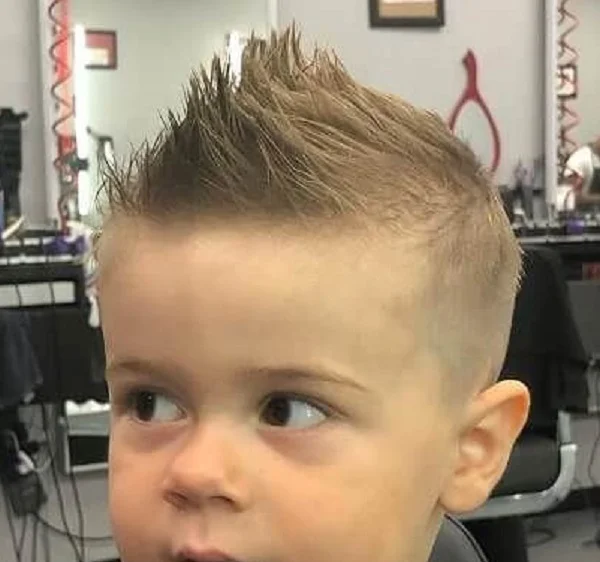 Mini irokez z przedziałkiem
