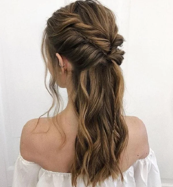 Połowiczne upięcia w stylu boho