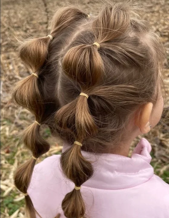 Fryzury dla dziewczynek z gumeczkami tzw. bubble braid