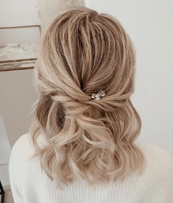 Fryzury na wesele - krótkie włosy: soft bob