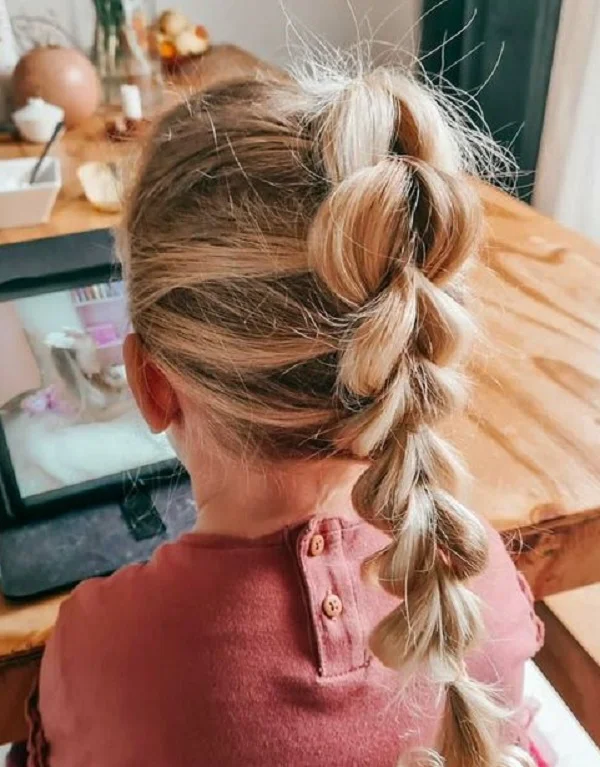 Stylowy warkocz po bokach głowy