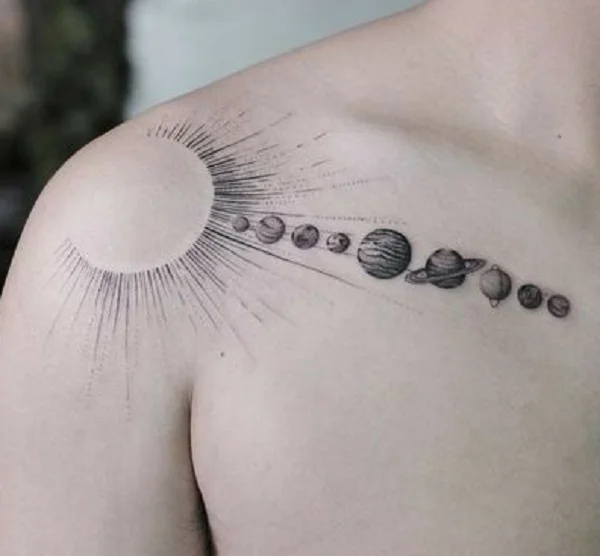 Tatuaż z planetami wzdłuż obojczyków
