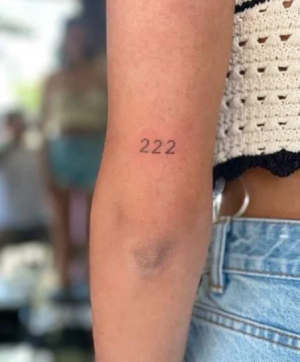 Tatuaż 222 Minimalistyczny