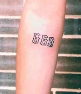 tatuaż 666 Styl geometryczny