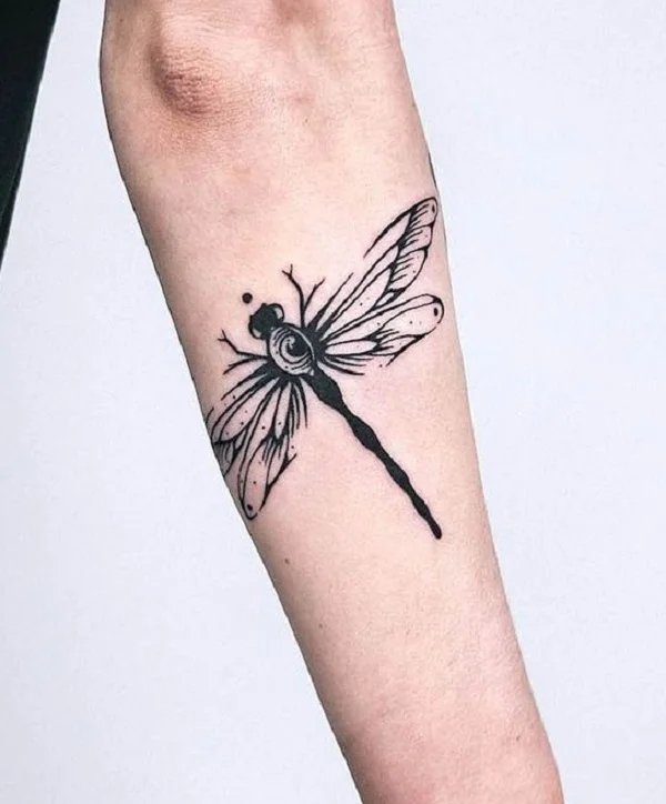 Tatuaż Ważka Blackwork