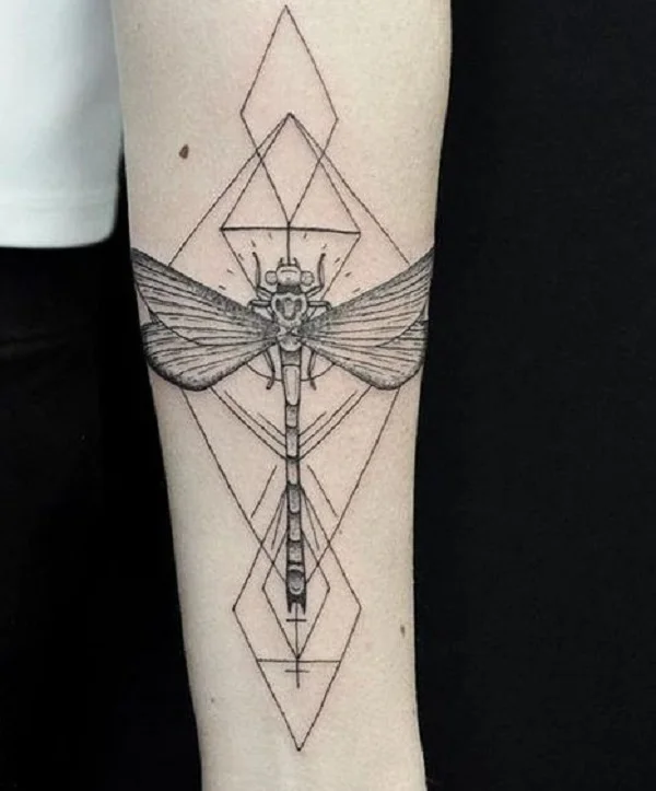 Tatuaż Ważka Styl Geometryczny