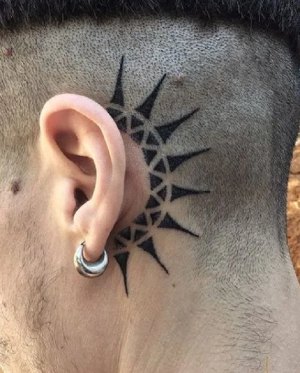 Tatuaż za Uchem Blackwork