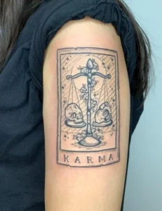 Tatuaż karma Styl Geometryczny
