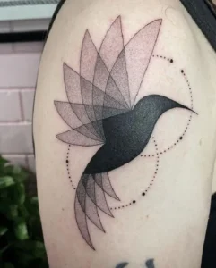 Tatuaż kolibra Blackwork