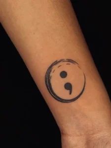 Tatuaż kropka i przecinek Blackwork