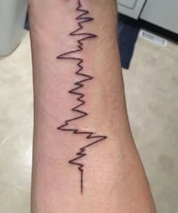 Tatuaż linia życia Blackwork