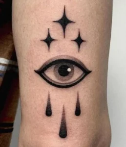 Tatuaż łza pod okiem Blackwork