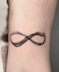 Tatuaż nieskończoność Blackwork