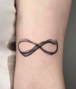 Tatuaż nieskończoność Blackwork