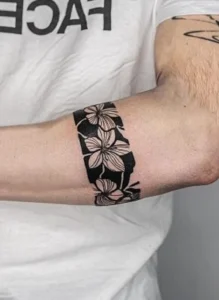 Tatuaż opaska na ręce Blackwork