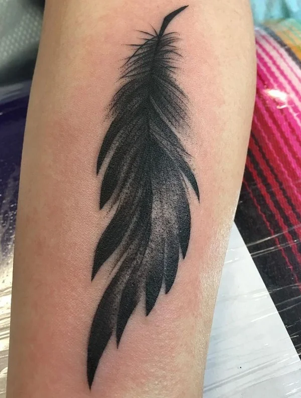 Tatuaż pióro Blackwork