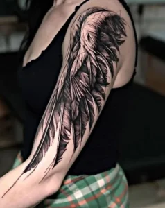 Tatuaż skrzydła Blackwork