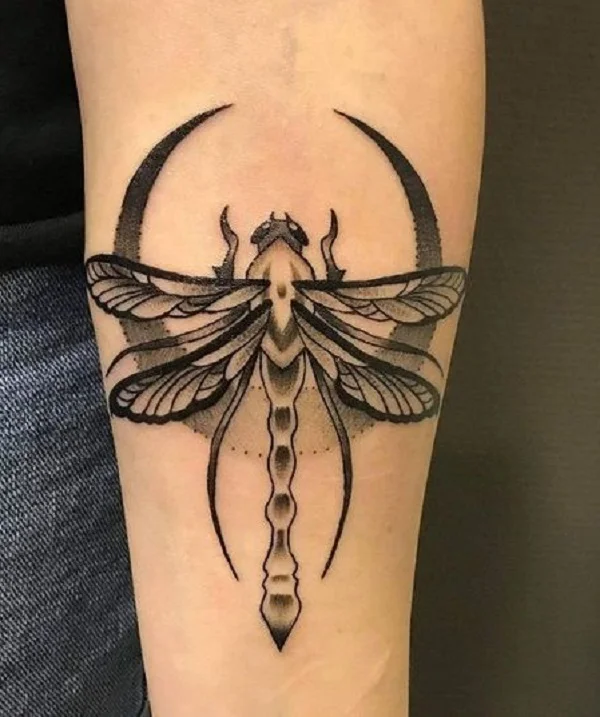 Tatuaż ważka Blackwork