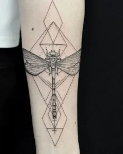 Tatuaż ważka Styl geometryczny 