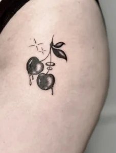 Tatuaż wisienki Blackwork