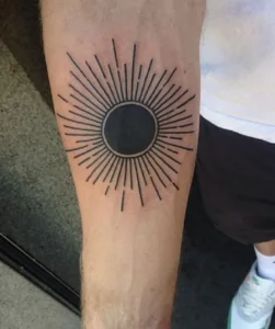 Tatuażu słońce Blackwork