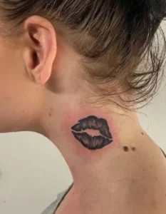 Tatuażu usta na szyi Blackwork