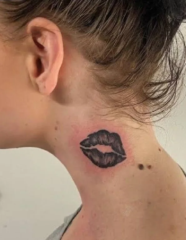 Tatuażu usta na szyi Blackwork