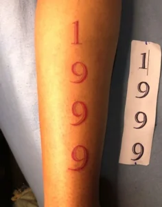 Tatuaż „1999” Styl Akwarelowy